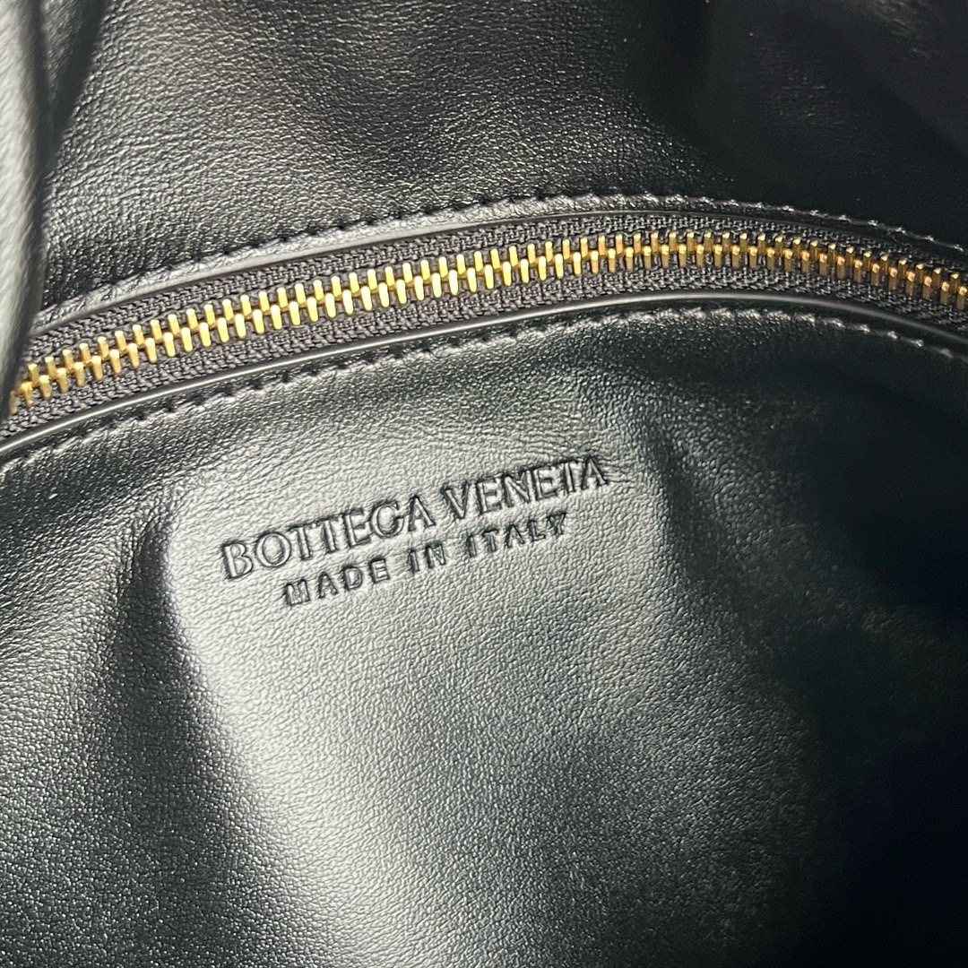 Bottega Veneta Hop Shoulder bag with Intrecciato craftsmanship in calf leather 796262 Black